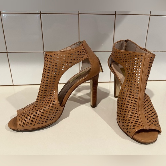 Louise et Cie taupe tan open toe pumps with gold buckle and zipper Size 6 EUC - Picture 4 of 7